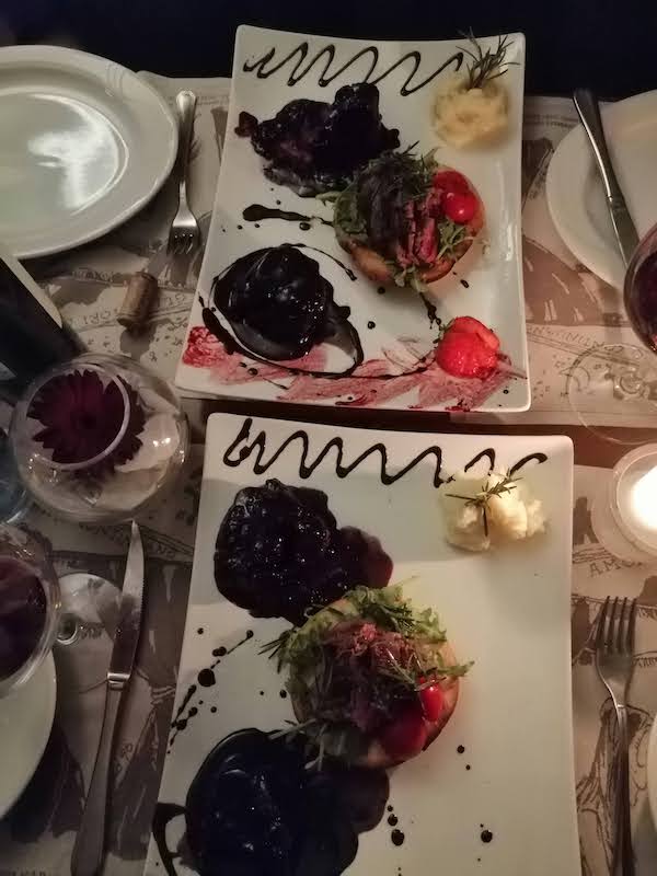 2 plates of steaks at the restaurant Acqua al 2
